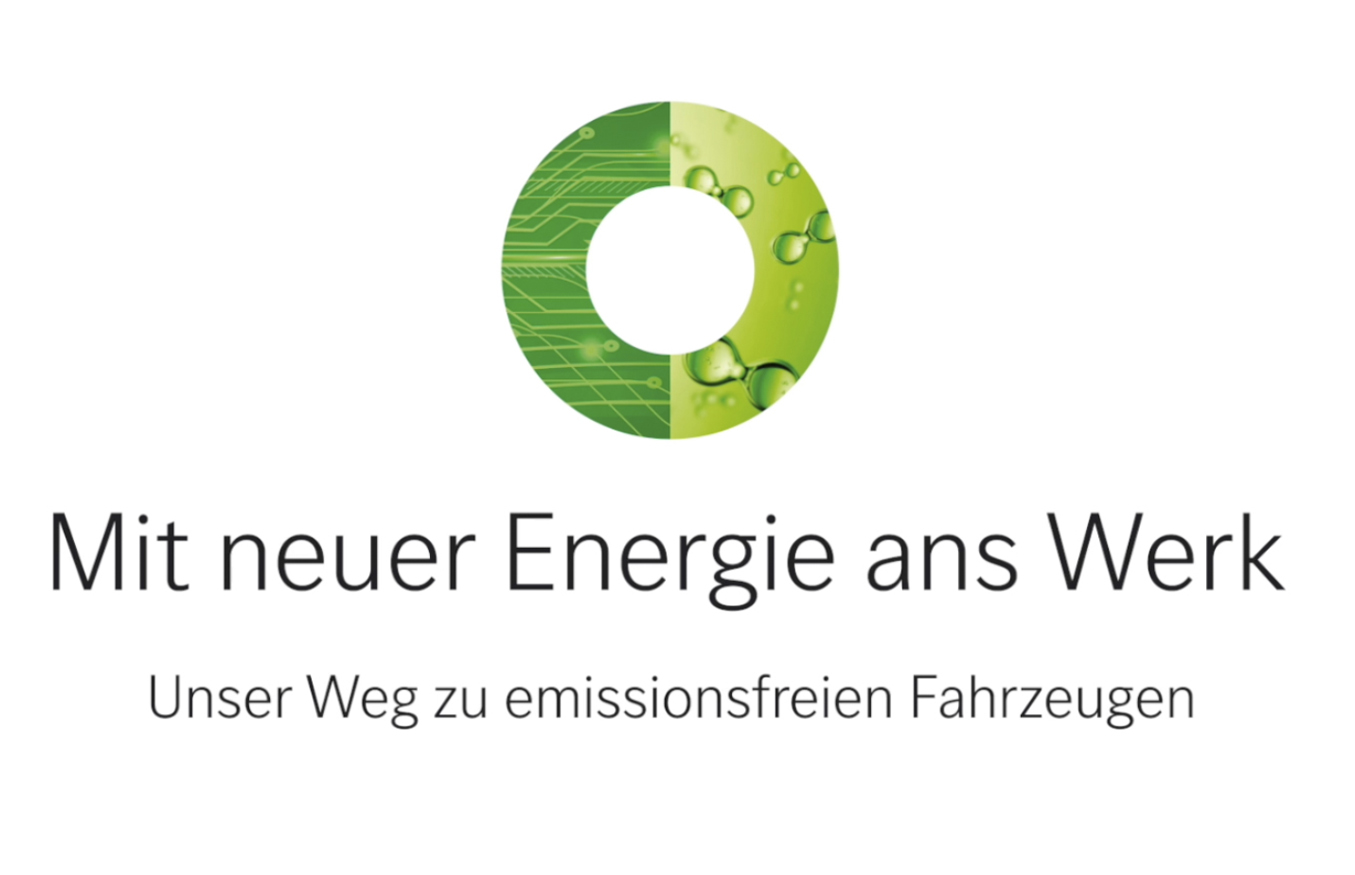 Rundes grünes Logo mit dem Text „Mit neuer Energie ans Werk. Unser Weg zu emissionsfreien Fahrzeugen“ darunter.