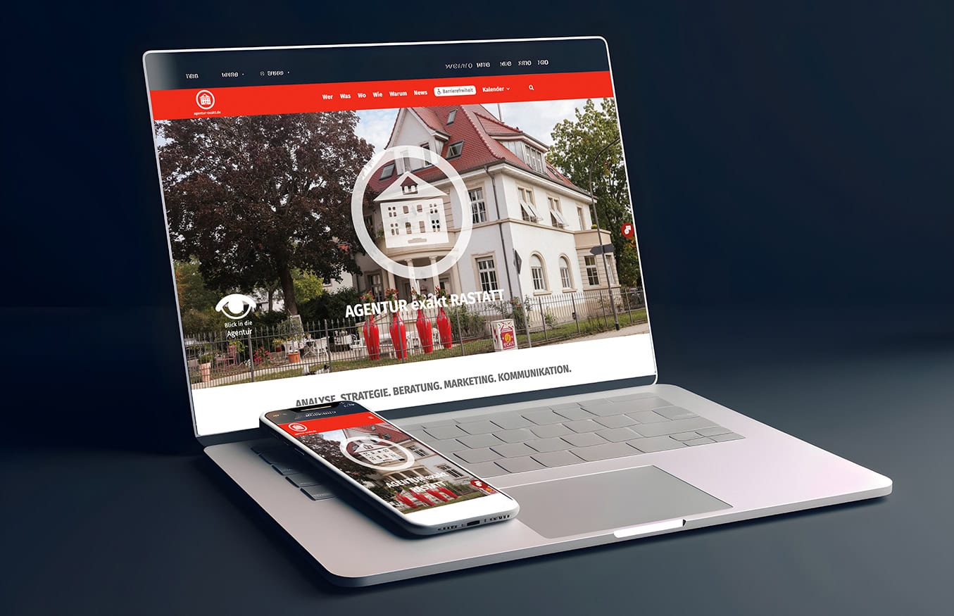 Ein Laptop und ein Smartphone zeigen dieselbe Webseite mit dem Bild eines Hauses und einem rot-weißen Farbschema an.